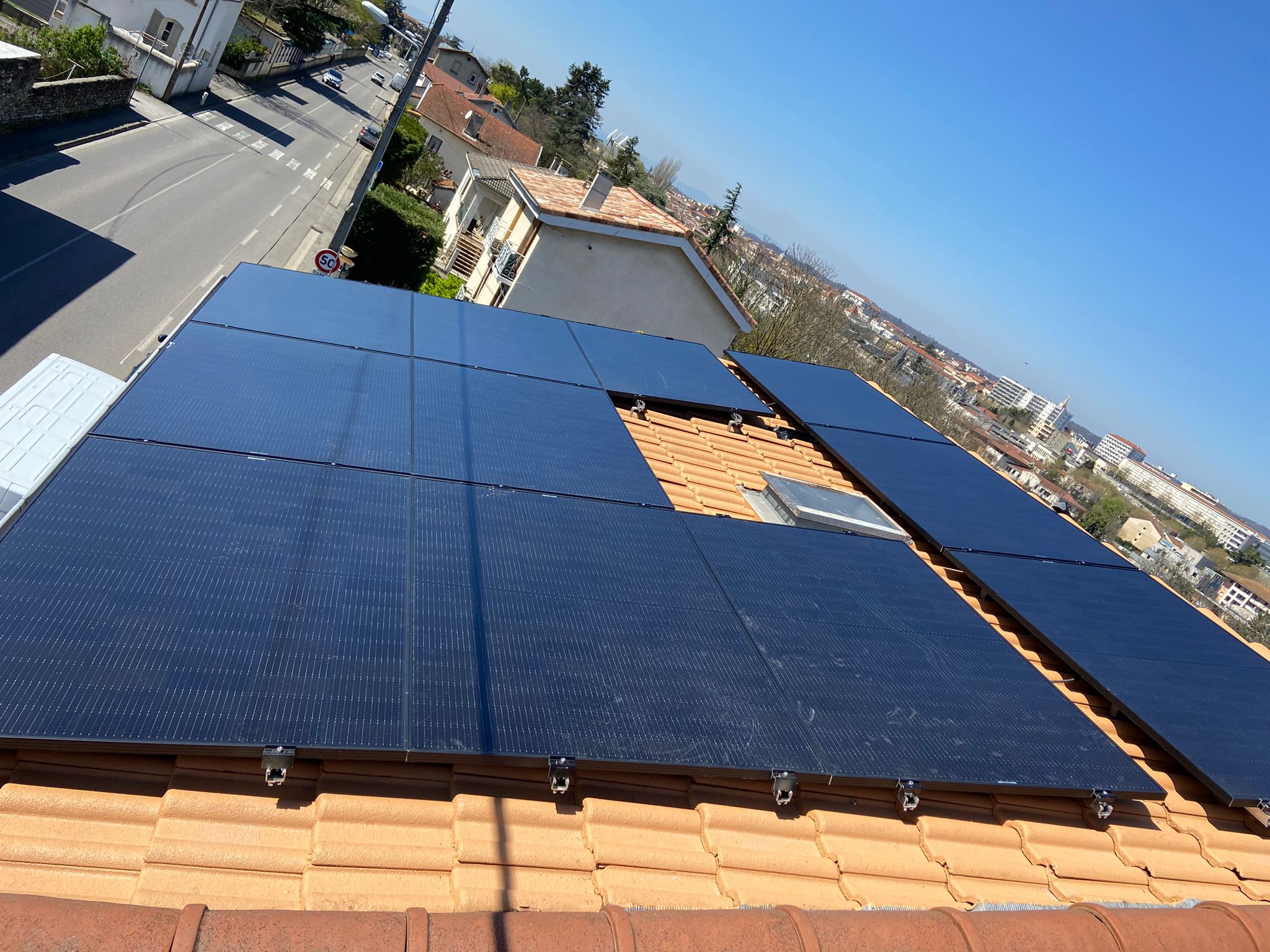 Installation de Panneaux Solaires Photovoltaïques : Produire votre électricité avec un kit solaire