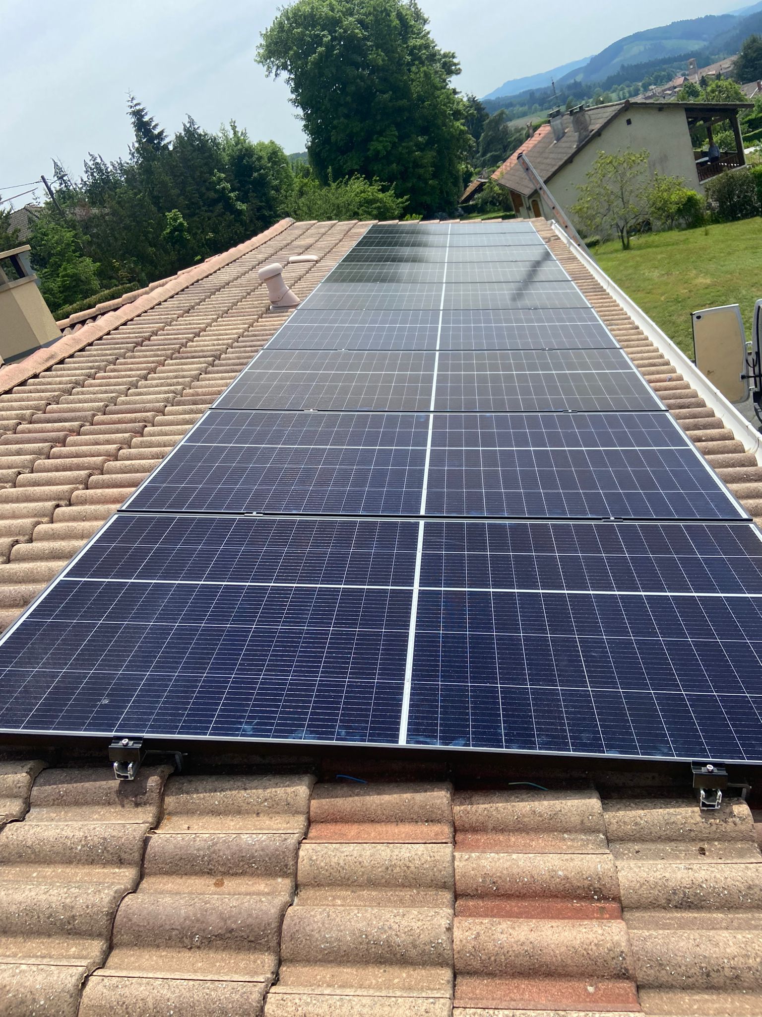 Comment poser des Panneaux Solaires Photovoltaïques sur une toiture avec la bonne fixation : Guide d'Installation