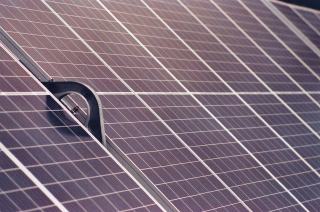 Tracker solaire ou panneaux fixes, lequel rapporte vraiment plus ?