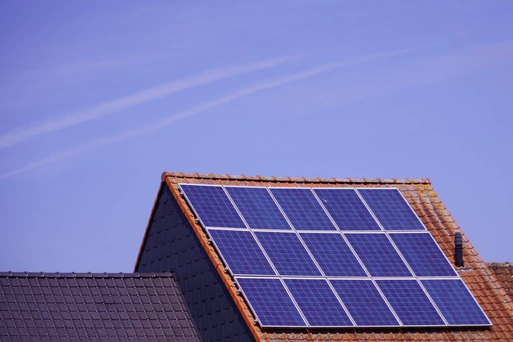 Maison alsacienne équipée en autoconsommation solaire avec panneaux photovoltaïques sur le toit